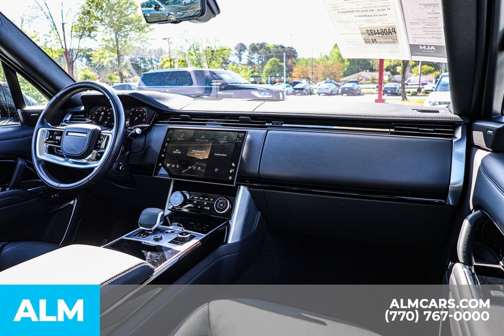 Used 2023 White Land Rover SE image 33