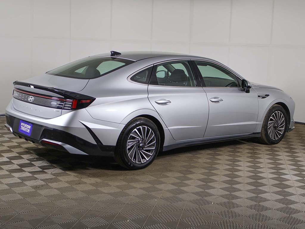 Certified Used 2025 Silver Hyundai SEL image 9