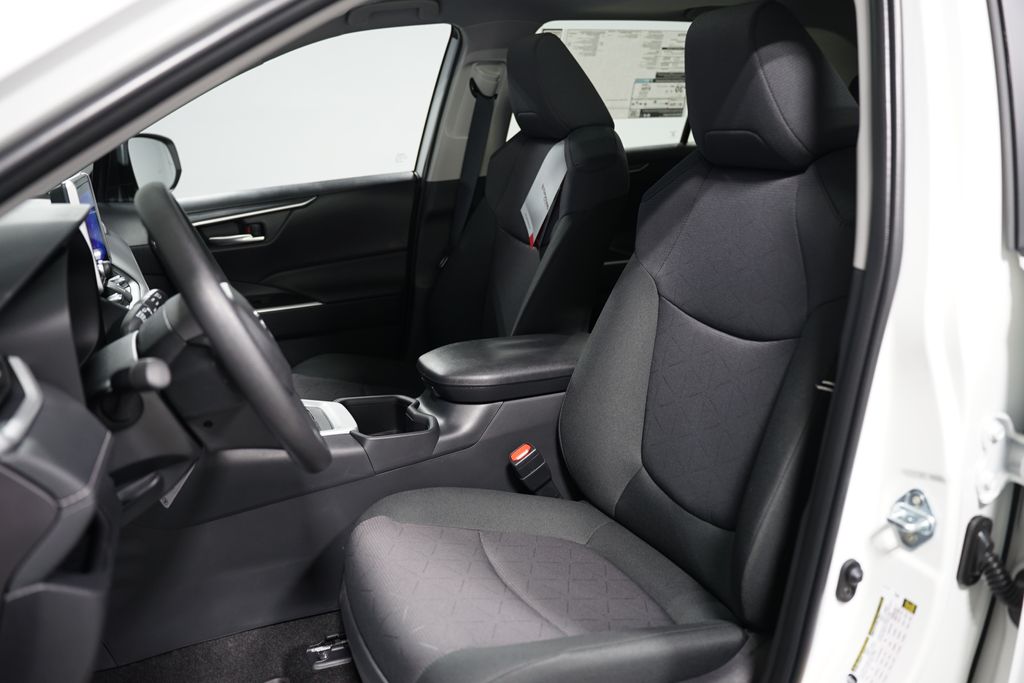 2025 Toyota RAV4 XLE 27