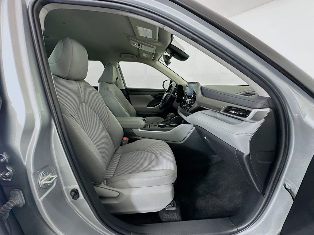 2022 Toyota Highlander L 27