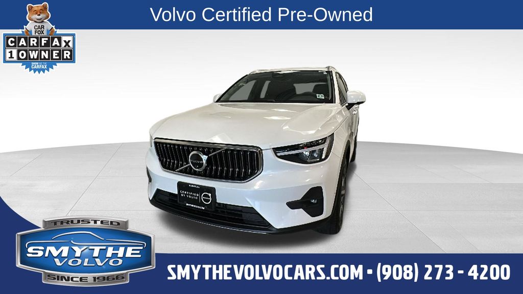 Crystal White 2023 Volvo XC40 B5 Plus Bright Theme AWD SUV / Crossover All-Wheel Drive Automatic