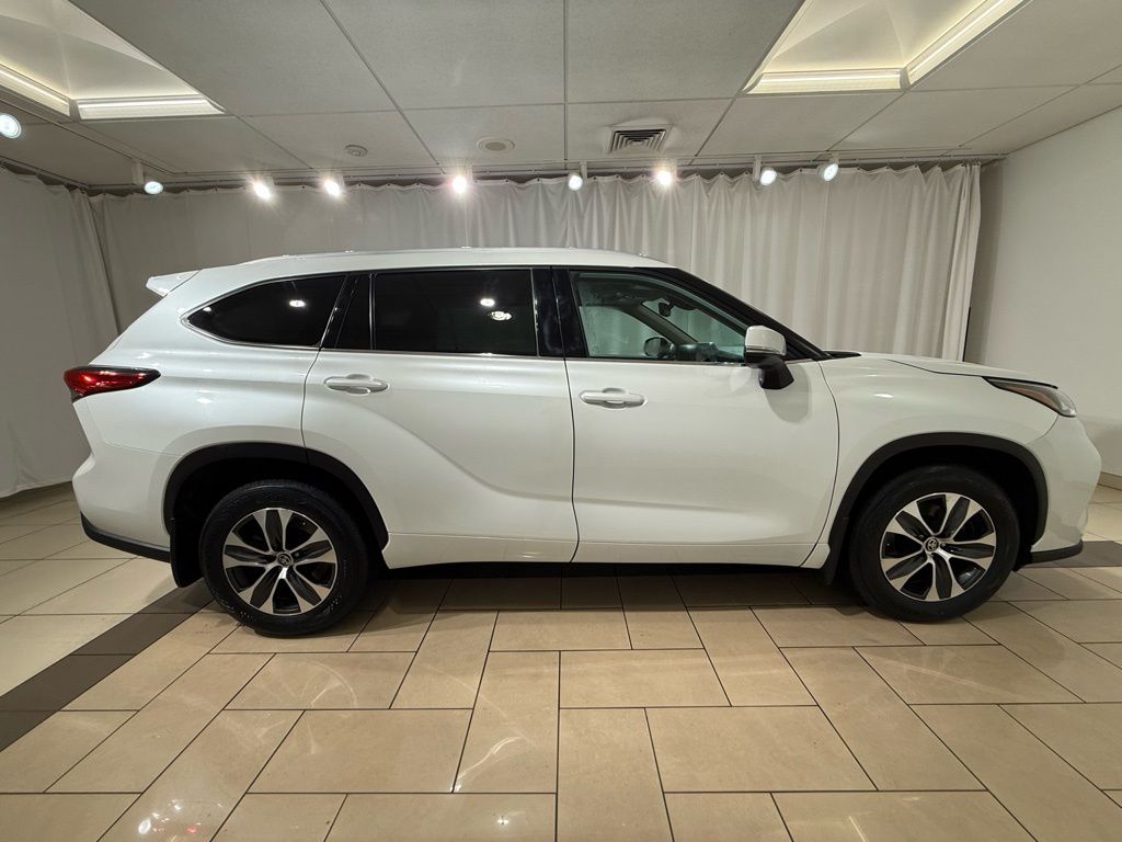 Thumbnail: 2022 Toyota Highlander - 6