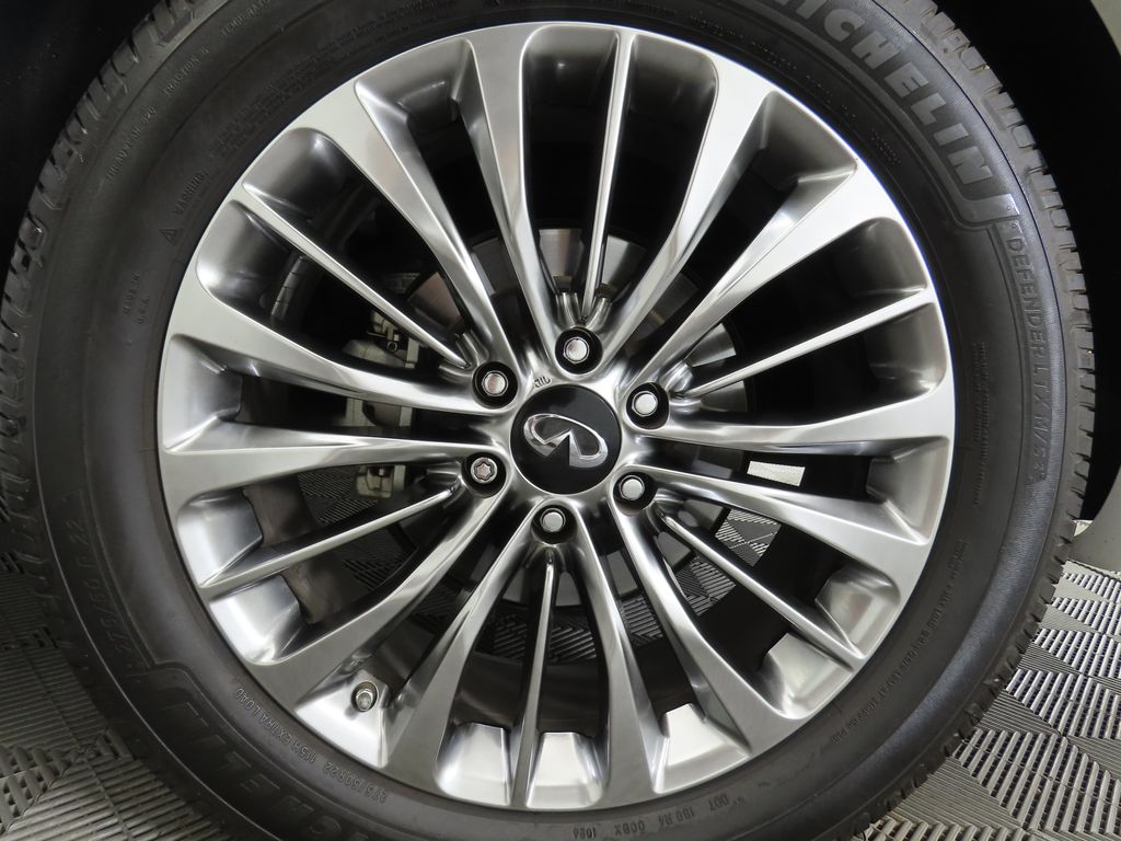 2019 INFINITI QX80 Luxe 32