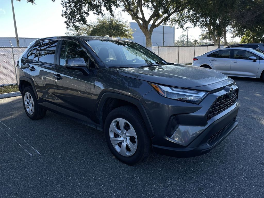 2025 Toyota RAV4 LE's photo