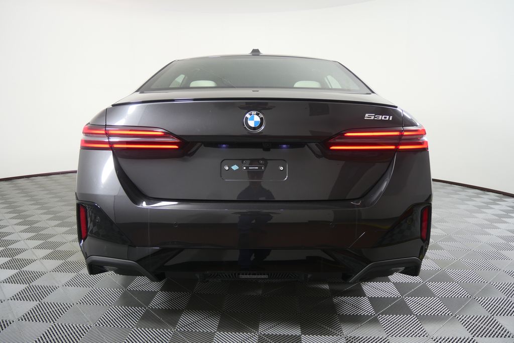 Thumbnail: 2026 BMW 5 Series - 4