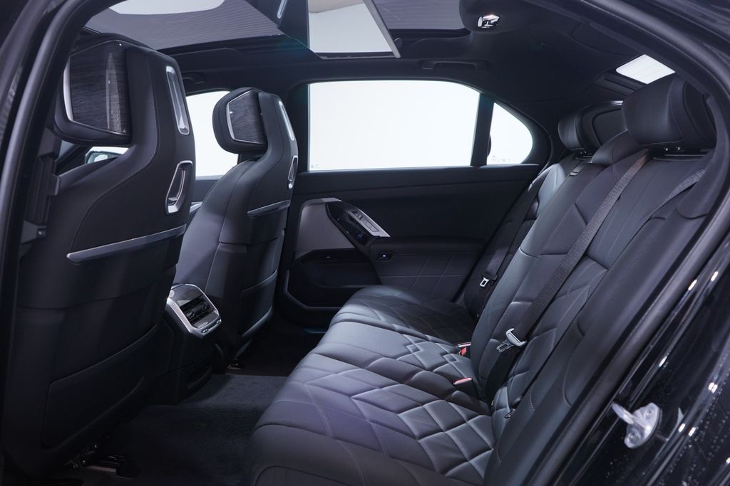 2025 BMW i7 eDrive50 9