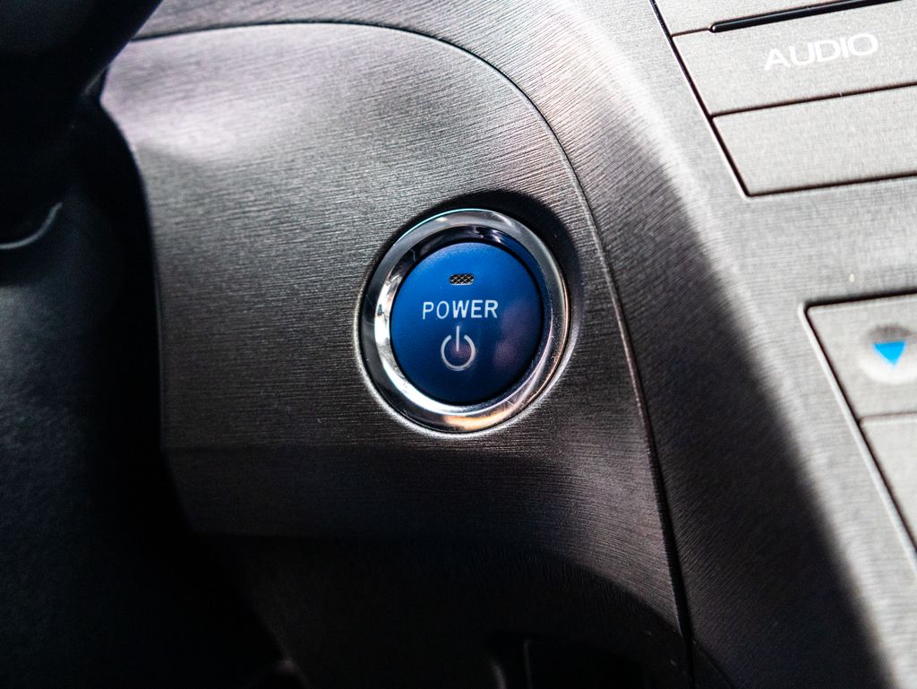 Used 2015 White Toyota Two image 35