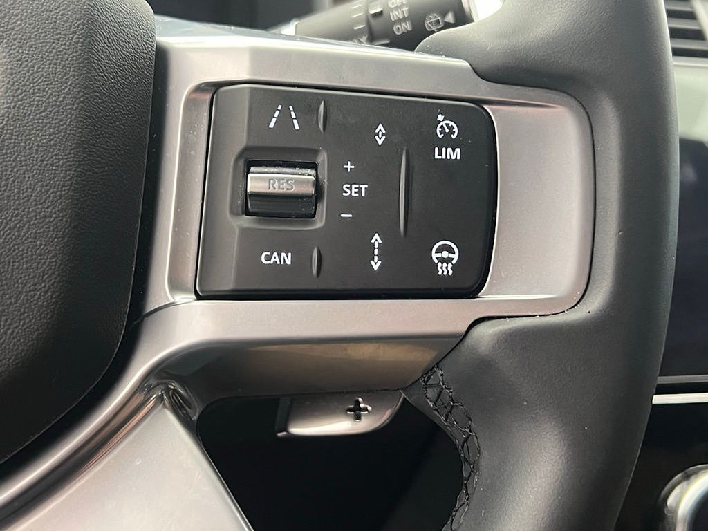 Thumbnail: 2025 Land Rover Discovery - 17