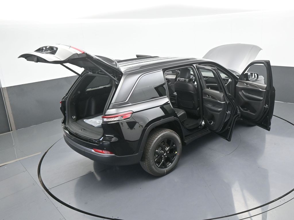 New 2026 Diamond Black Crystal Pearlcoat Jeep Laredo image 52