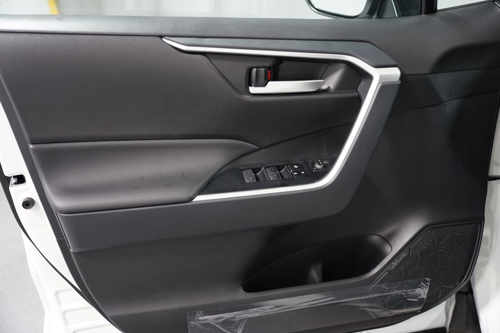 2025 Toyota RAV4 XLE 30