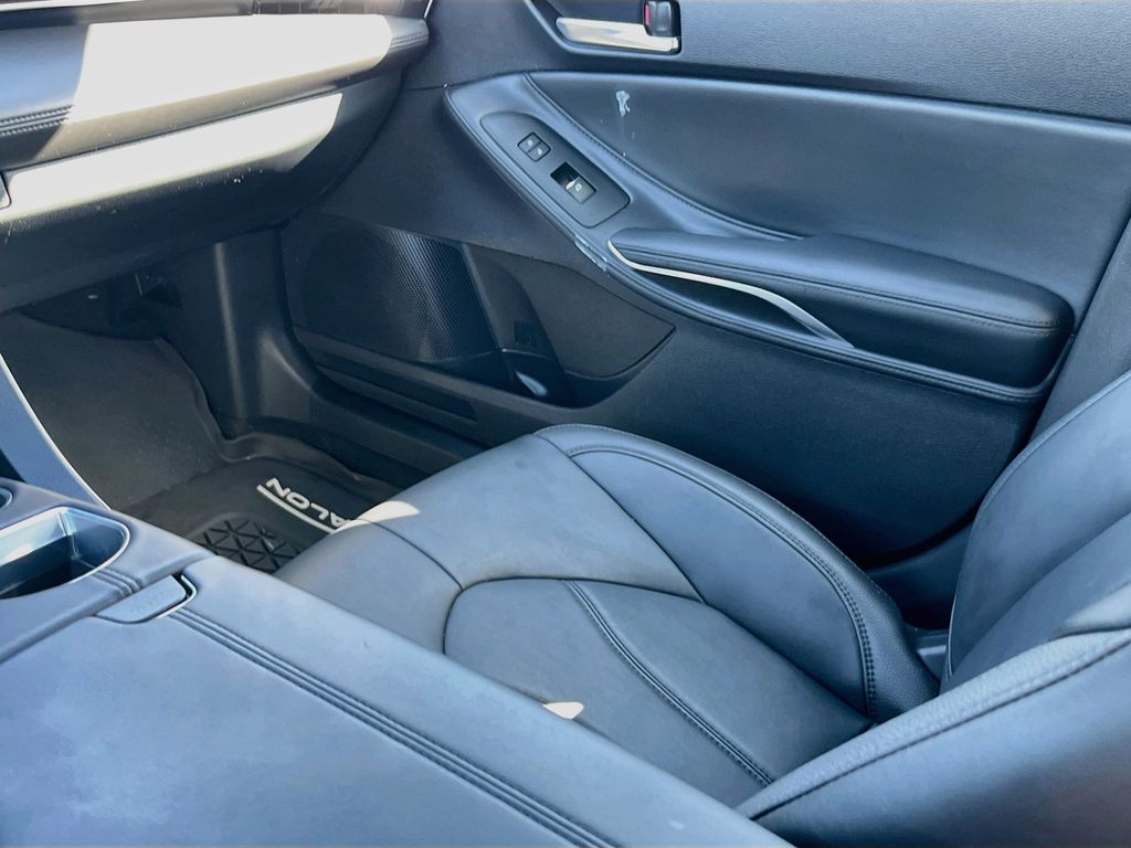 Used 2020 Black Toyota XLE Plus image 23