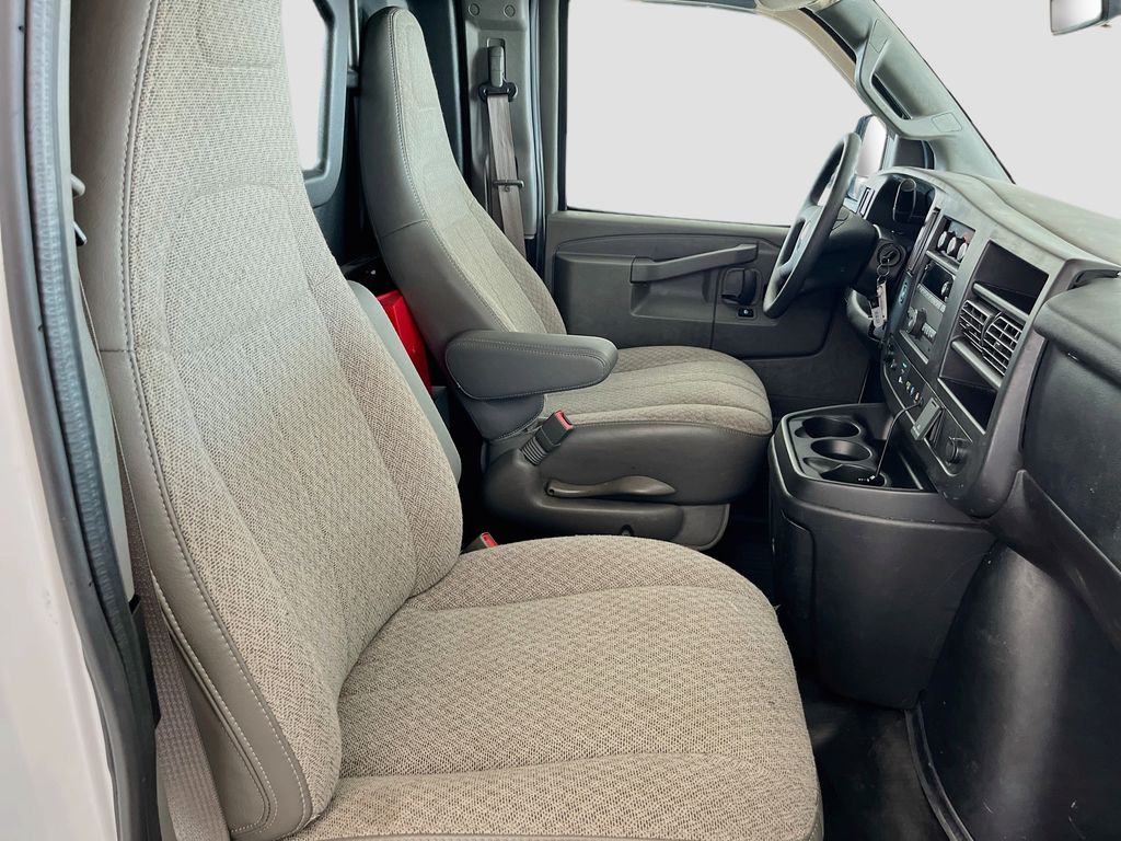 Used 2025 White GMC Work Van image 28