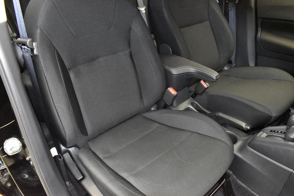 Thumbnail: 2025 Nissan Kicks - 25