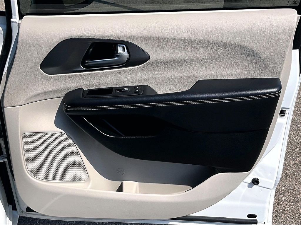 2023 Chrysler Pacifica — photo 12