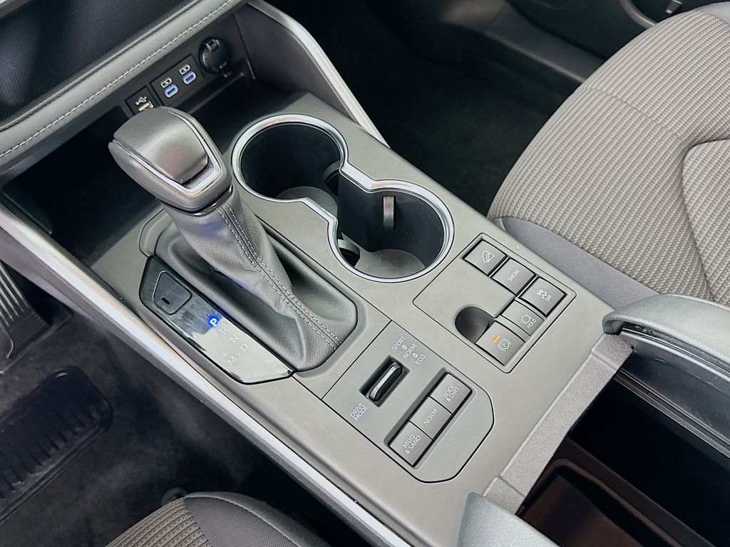 Thumbnail: 2024 Toyota Highlander - 16