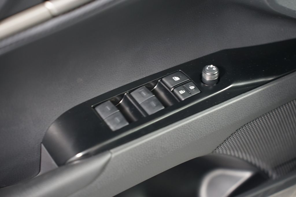 2025 Toyota Camry SE 32