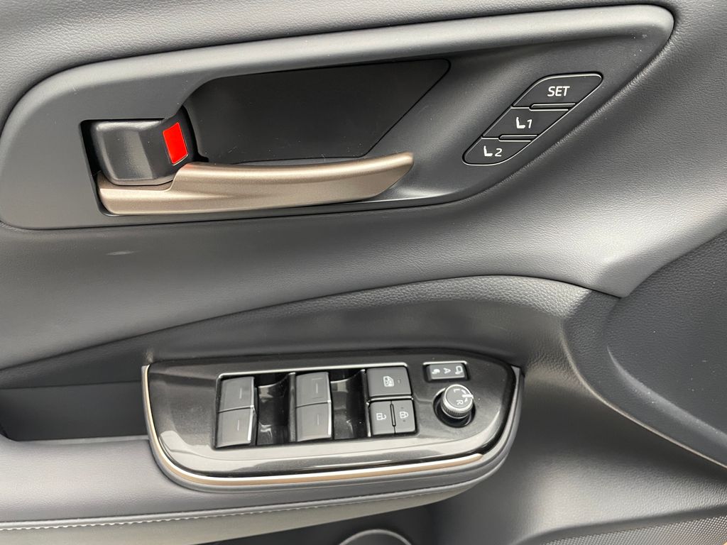 Thumbnail: 2026 Toyota Crown Signia - 10