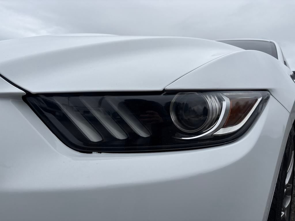 2017 Oxford White Ford Mustang V6 RWD Coupe