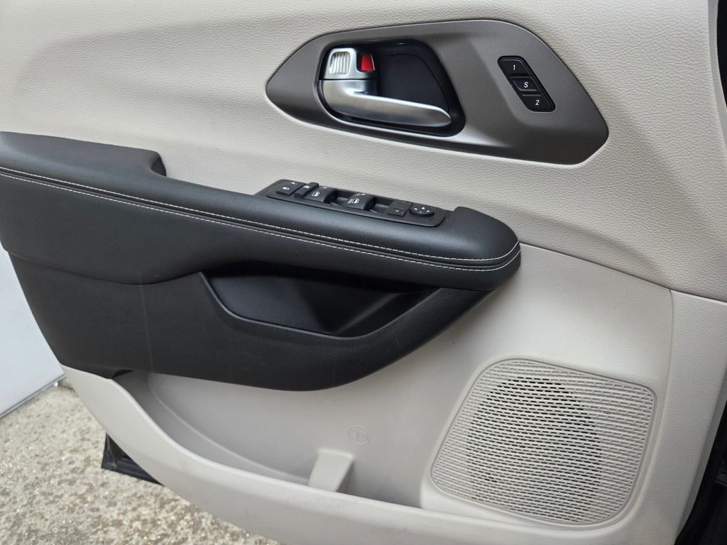Used 2024 Chrysler Pacifica Van