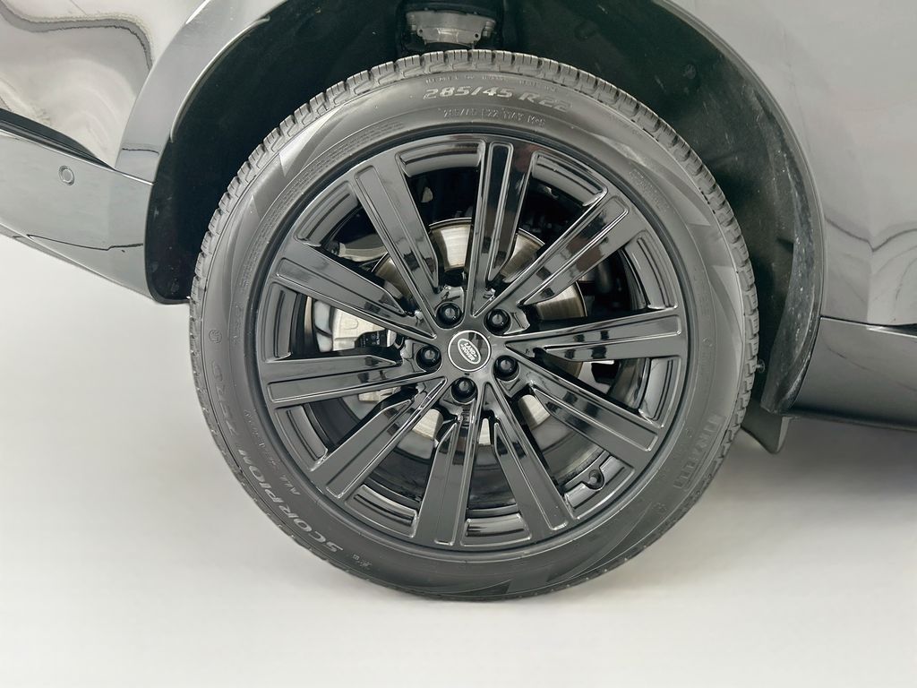 Used 2025  Land Rover SE image 32