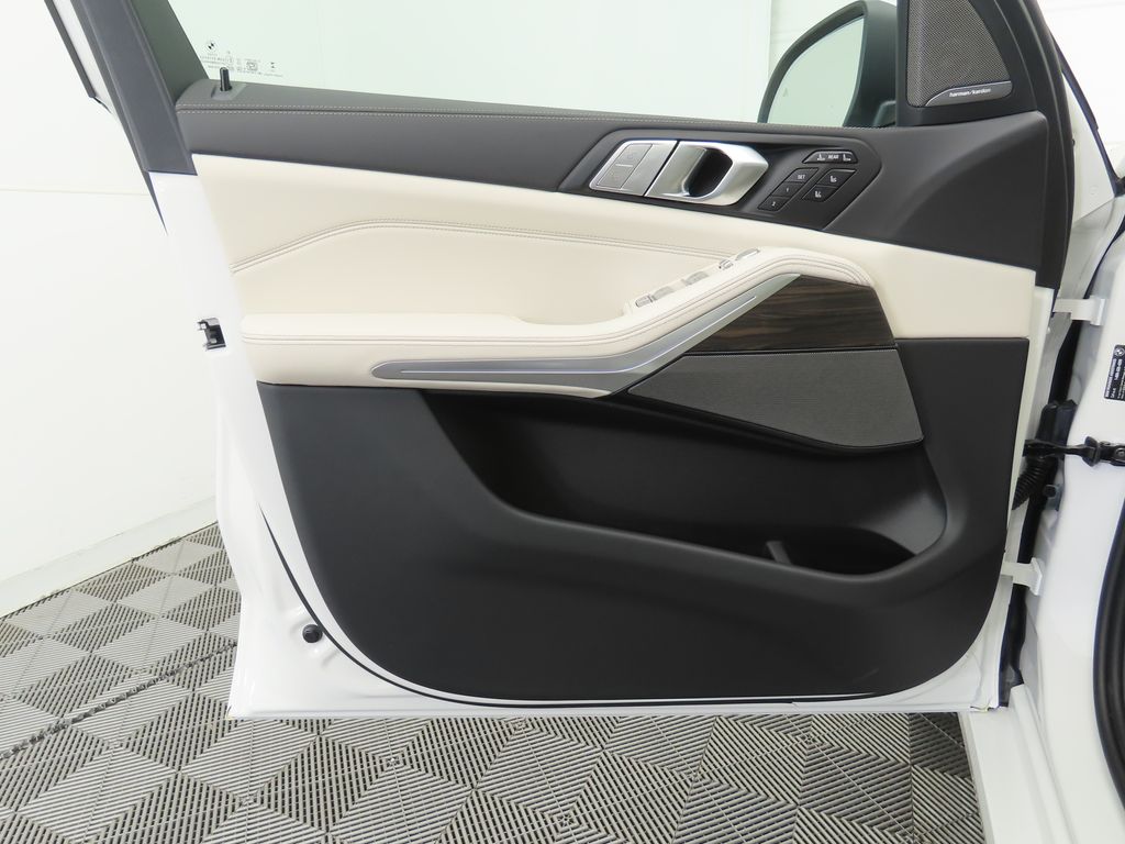 Thumbnail: 2026 BMW X7 - 26