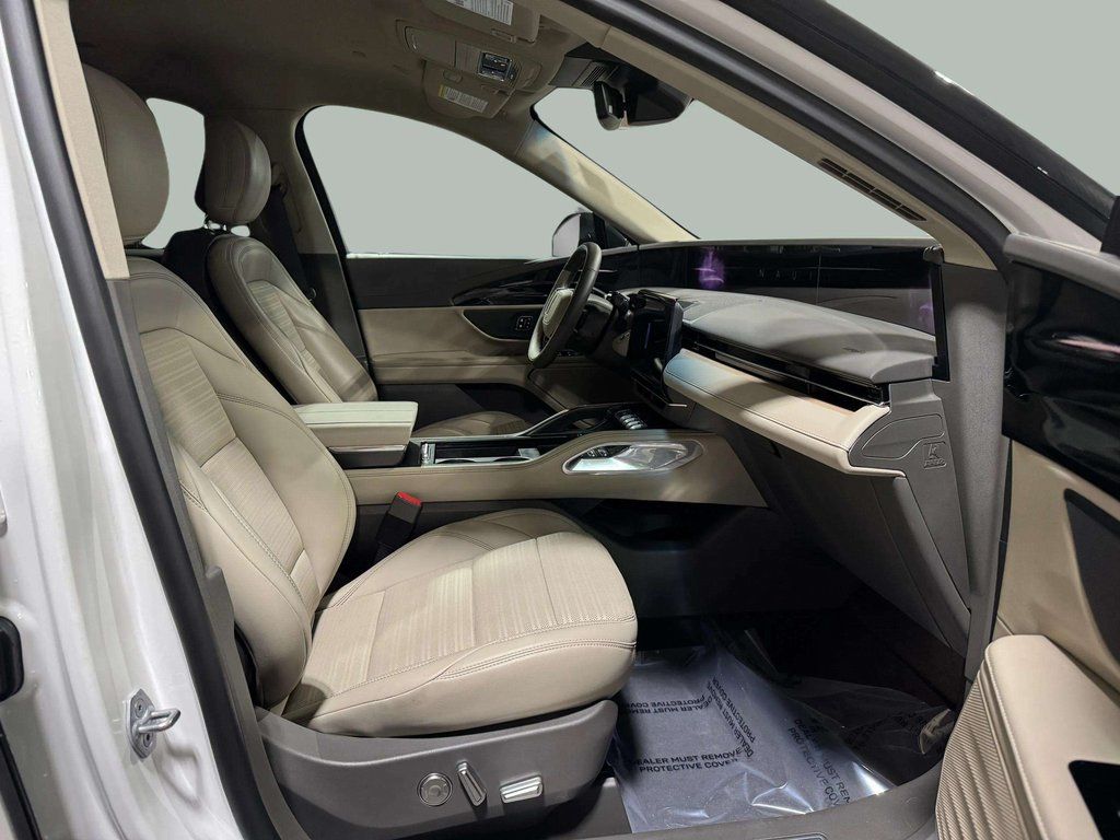 Certified Used 2024 White Platinum Metallic Tri-Coat Lincoln Reserve image 27