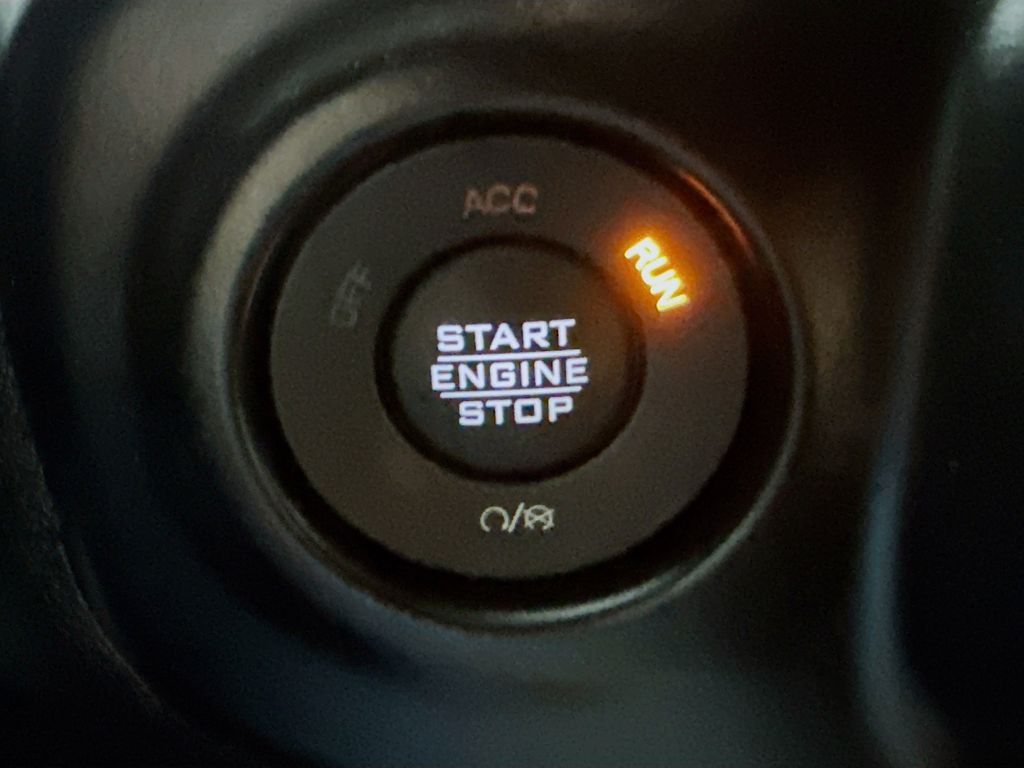 Used 2021 White Jeep Mojave image 27