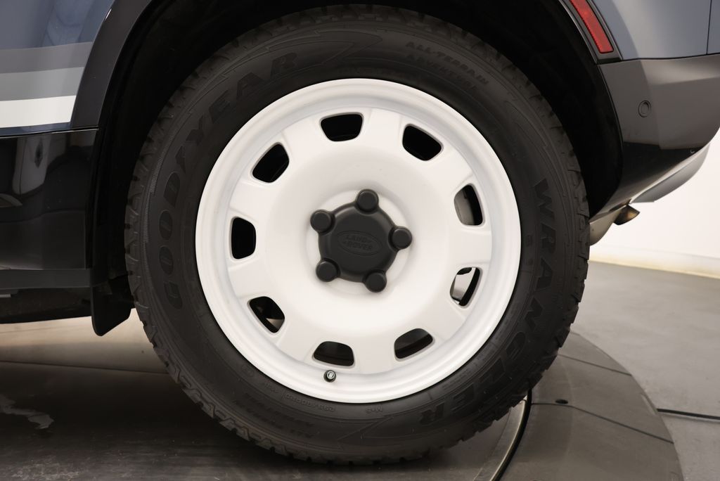 Thumbnail: 2025 Land Rover Defender - 10