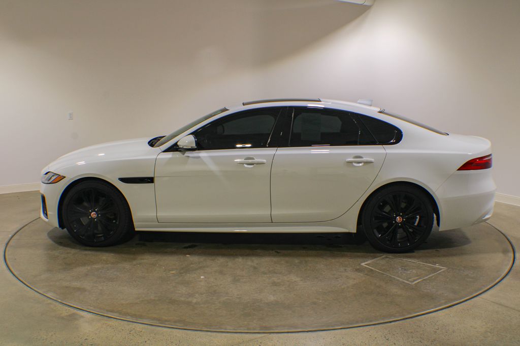 Certified Used 2022  Jaguar R-Dynamic SE image 3