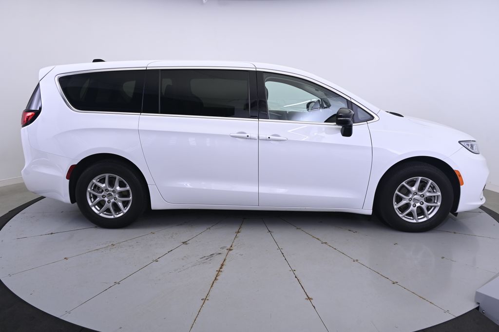 Thumbnail: 2024 Chrysler Pacifica - 8