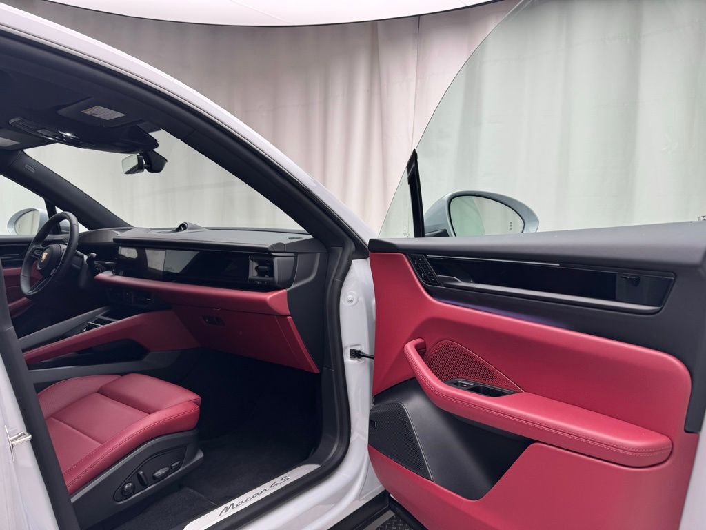 Thumbnail: 2025 Porsche Macan - 16