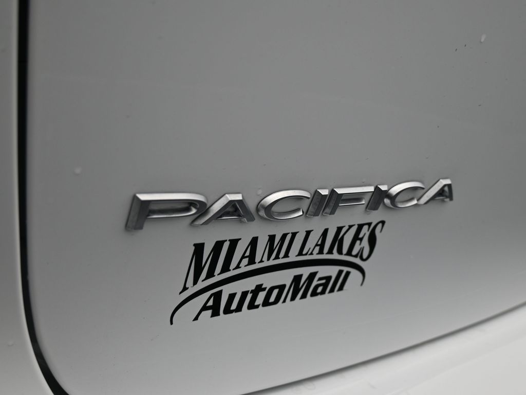 Used 2024 Bright White Clearcoat Chrysler Pinnacle image 47
