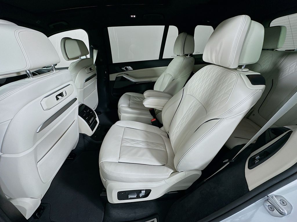 Thumbnail: 2027 BMW X7 - 17