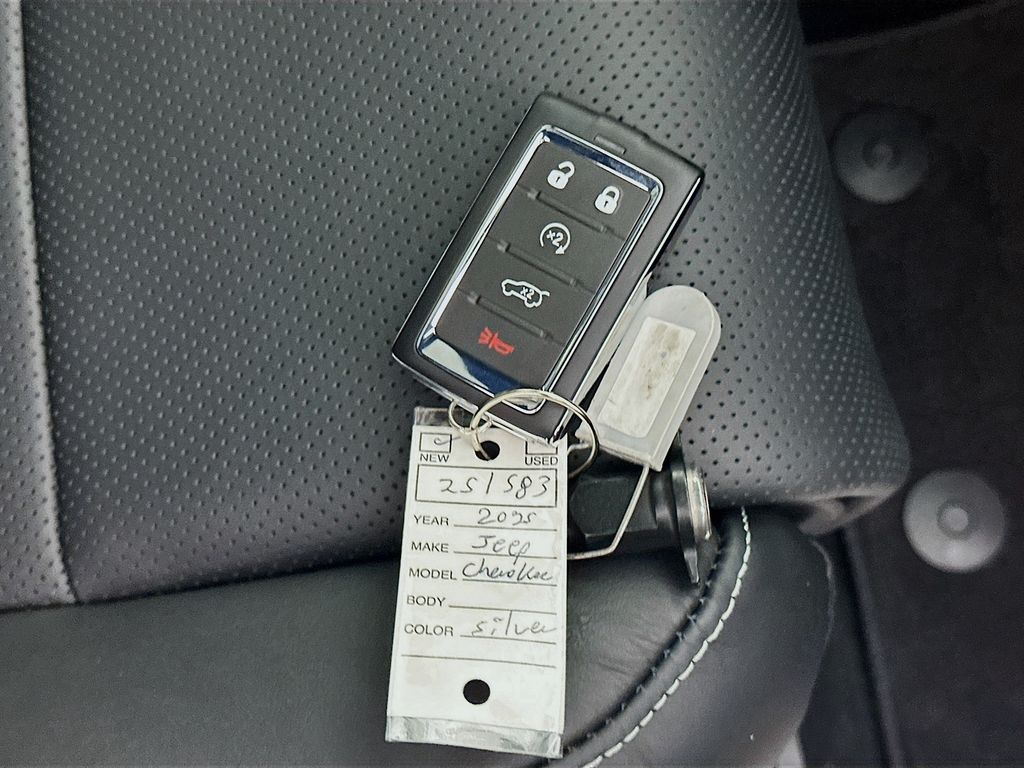 New 2025 Silver Jeep Overland image 20
