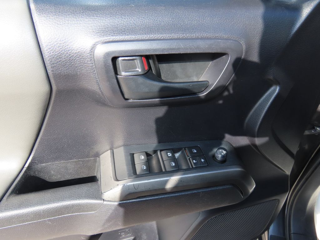 2020 Toyota Tacoma SR5 22