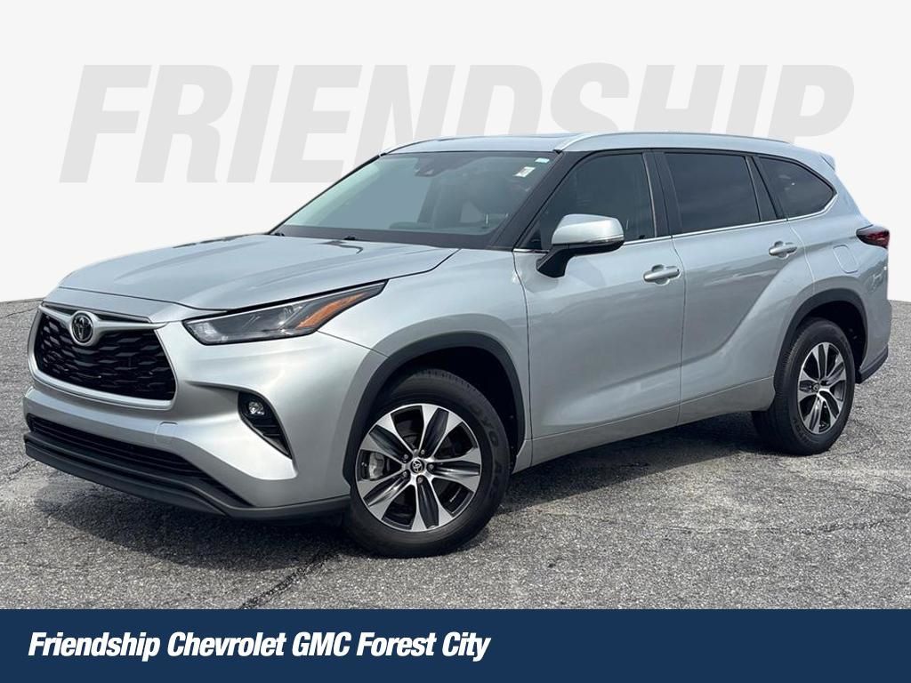 Celestial Silver Metallic 2024 Toyota Highlander SUV / Crossover Front-Wheel Drive 8-Speed Automatic