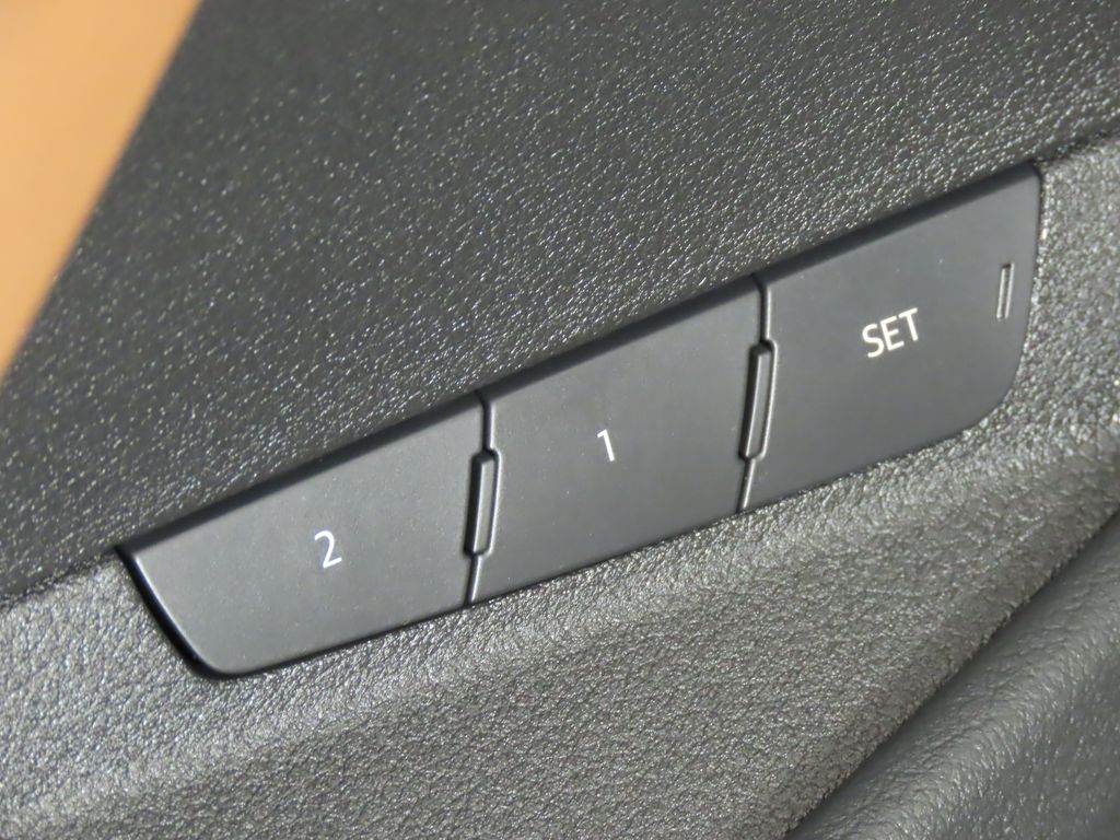 Thumbnail: 2021 Audi e-tron - 30