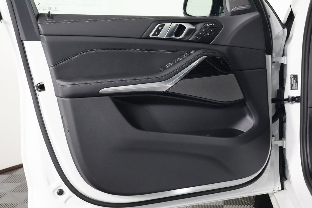 Thumbnail: 2026 BMW X7 - 8