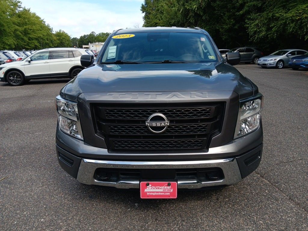 2023 Nissan Titan SV 16