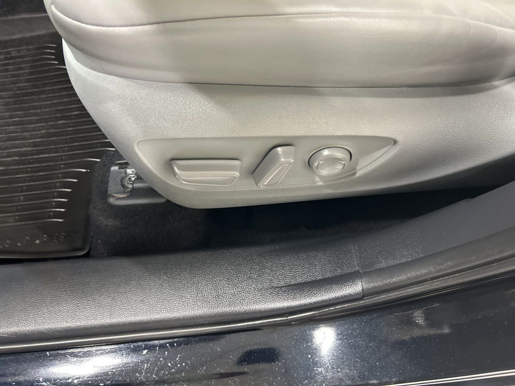 used 2021 Toyota Highlander car, priced at $34,908