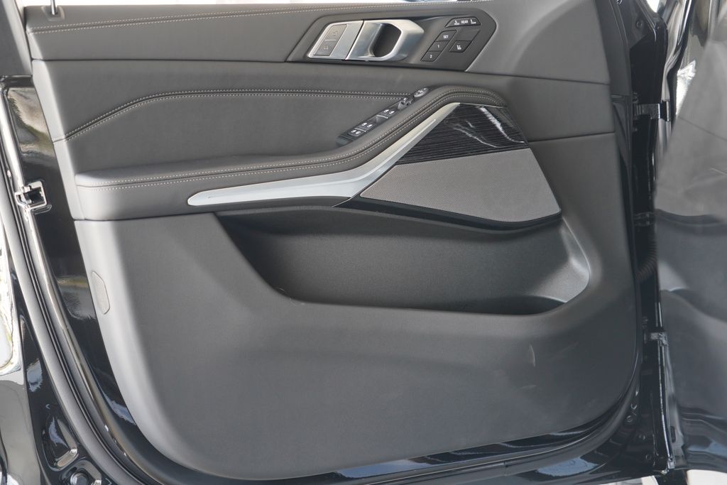 Thumbnail: 2027 BMW X7 - 8