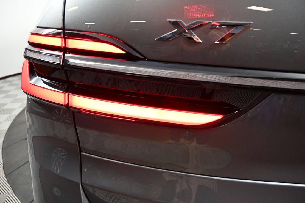 Thumbnail: 2026 BMW X7 - 10