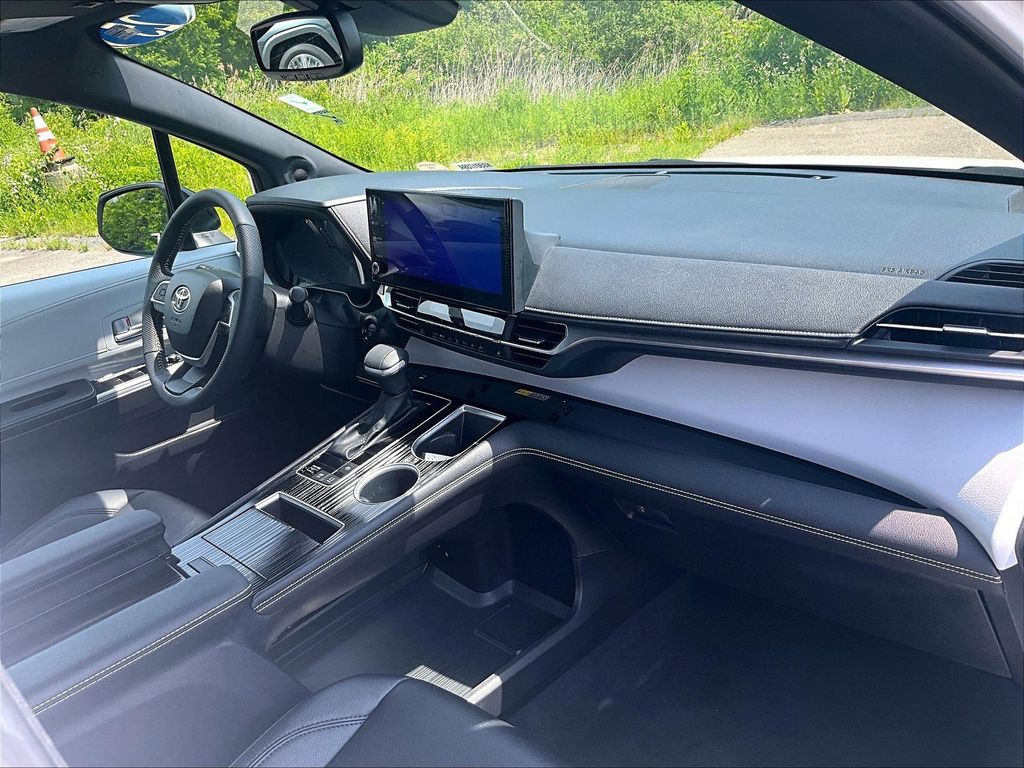 2025 Toyota Sienna — photo 14
