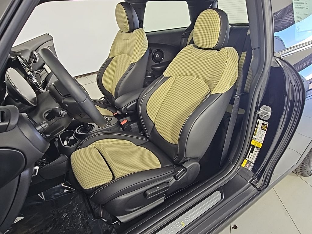 Thumbnail: 2023 MINI Cooper - 23