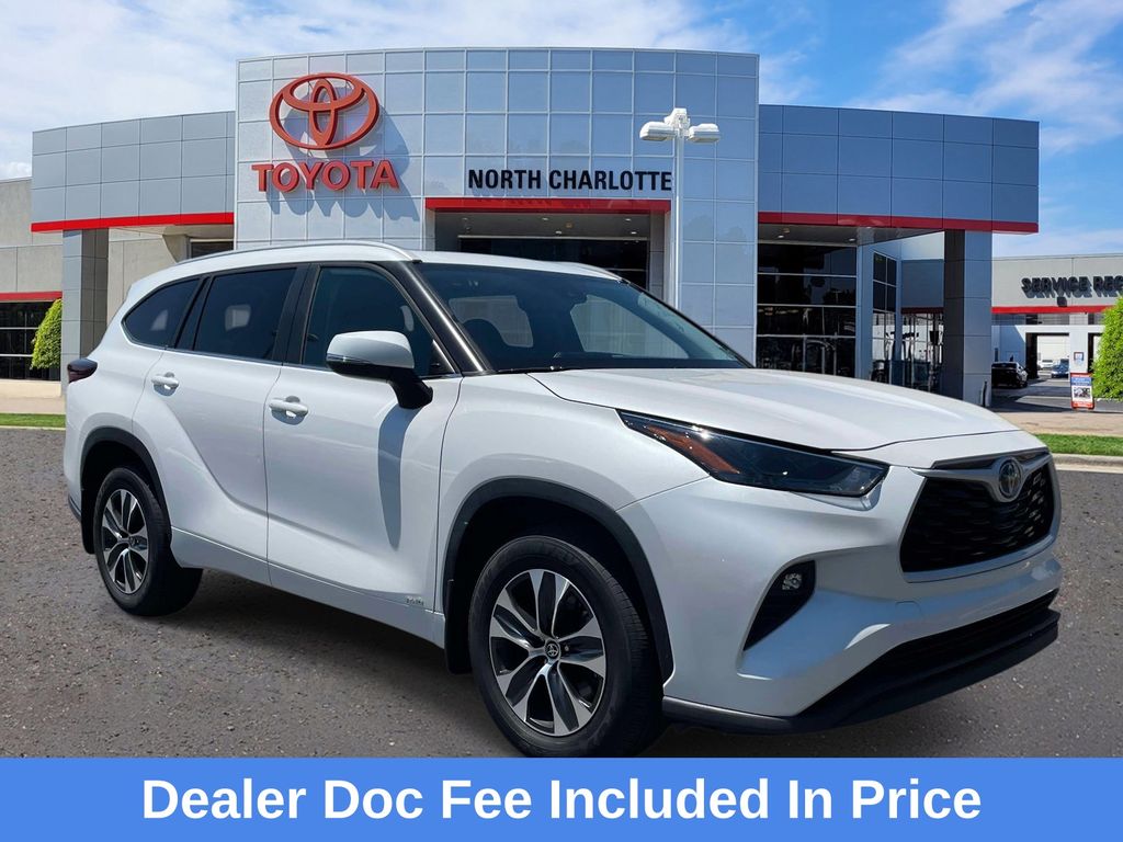 White (Wind Chill Pearl) 2024 Toyota Highlander Hybrid XLE AWD SUV / Crossover All-Wheel Drive Continuously Variable Transmission