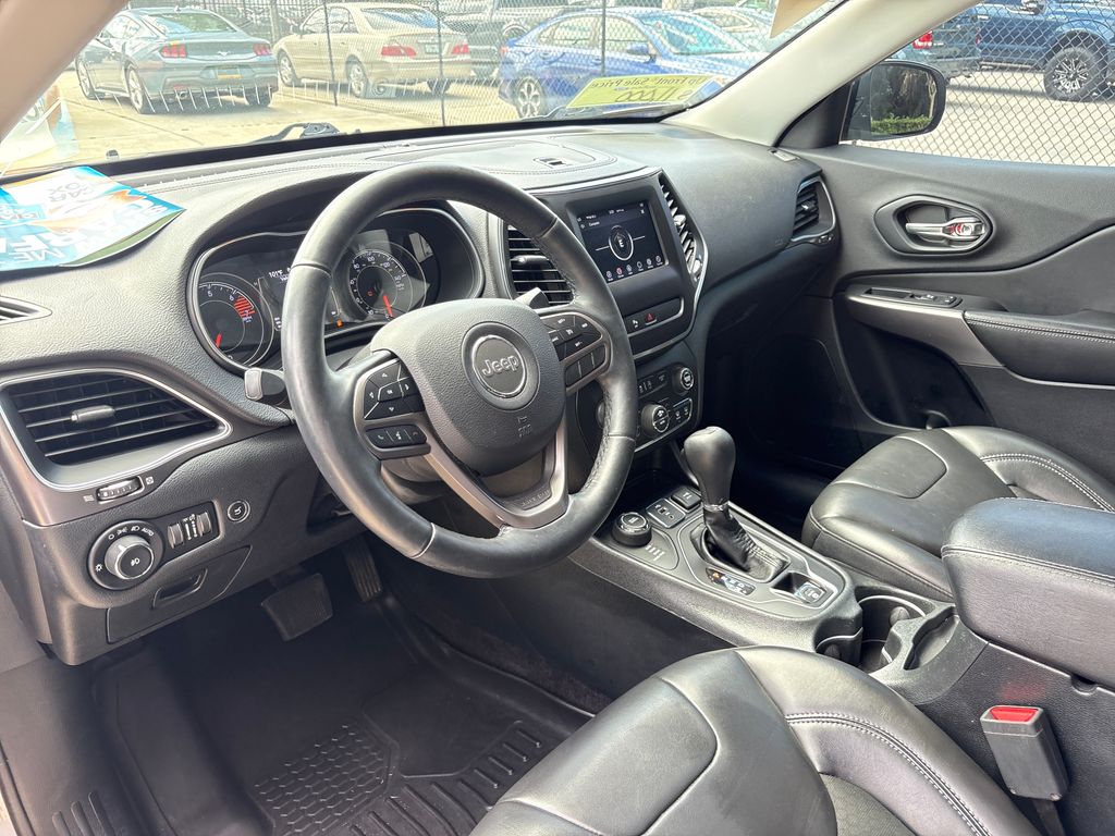 Used 2019 Silver Jeep Latitude Plus image 6