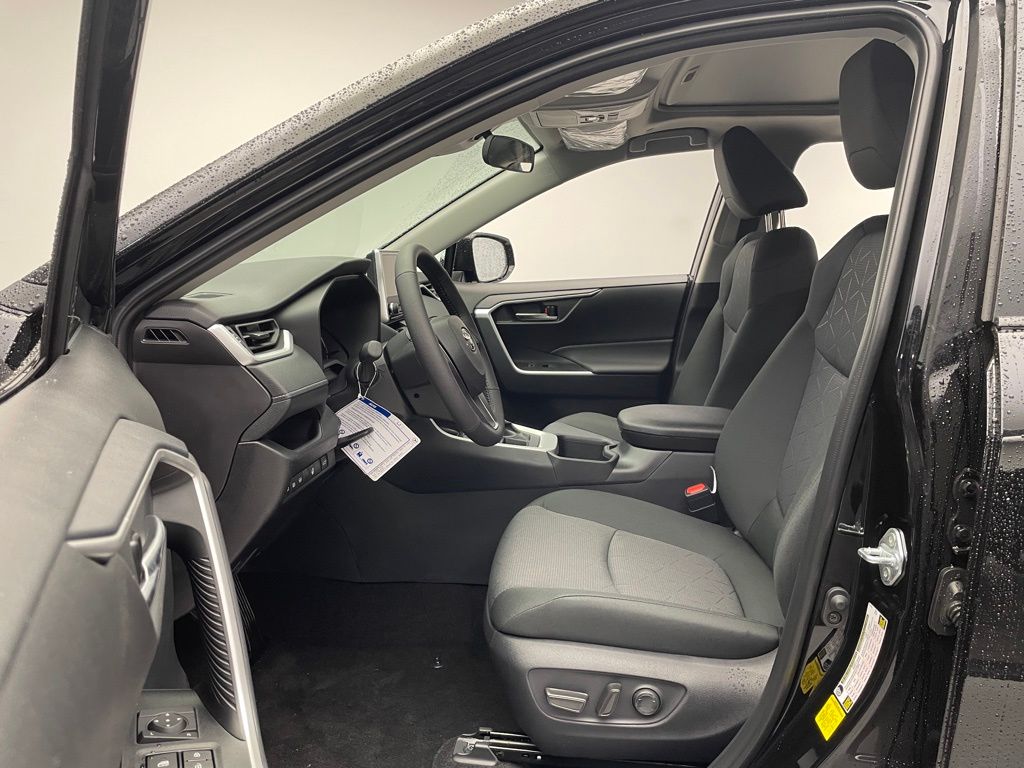 2025 Toyota RAV4 XLE 12