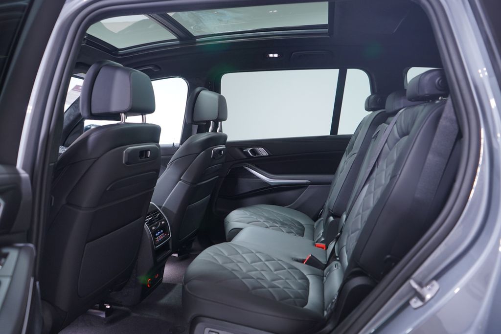 Thumbnail: 2026 BMW X7 - 9