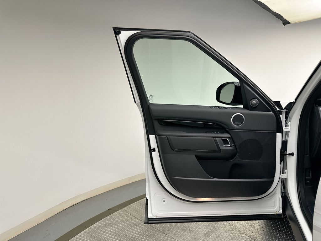 Thumbnail: 2026 Land Rover Discovery - 9