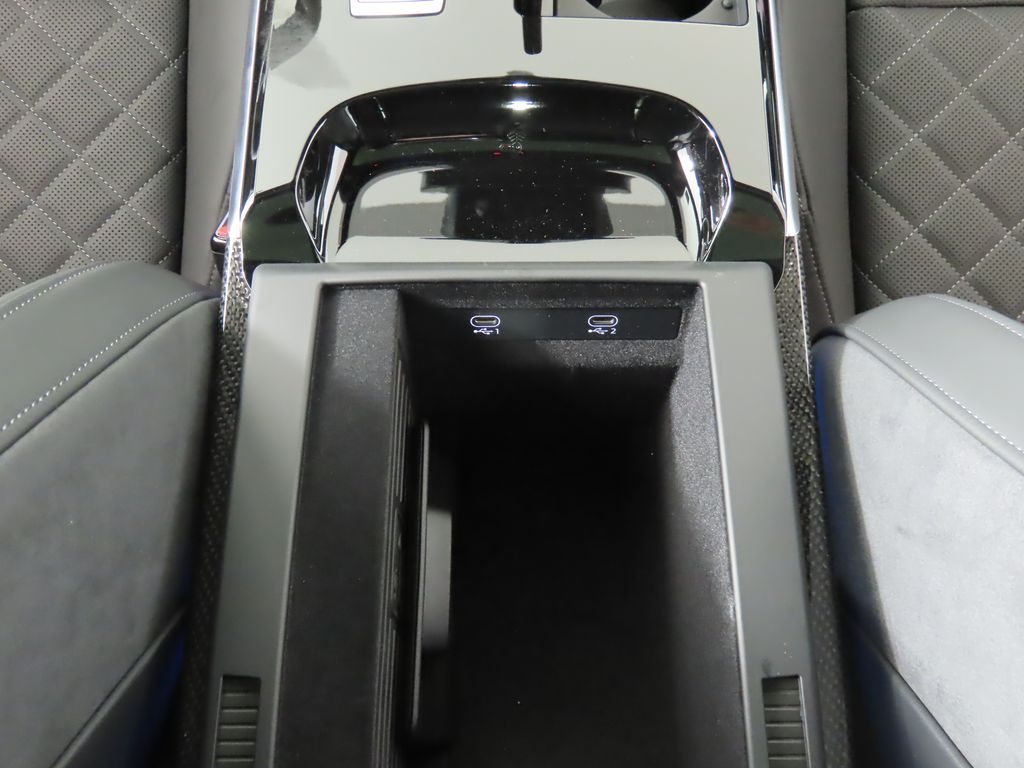 Thumbnail: 2025 Audi S8 - 21